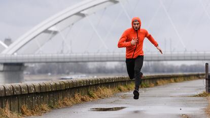 Traje impermeable y reflectante para hacer deporte los días de lluvia.