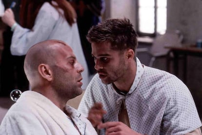 Bruce Willis (a la izquierda) y Brad Pitt, en una escena de '12 monos'.