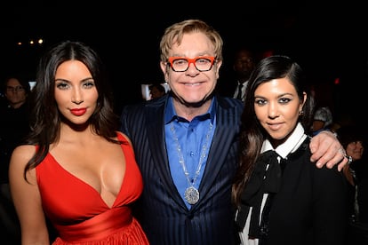 Kim Kardashian junto a Elton John y su hermana Kourtney en la fiesta del británico en 2014.