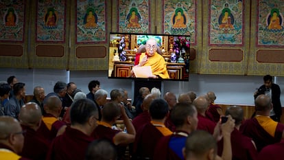 Monjes budistas observan un mensaje grabado en vídeo del líder espiritual tibetano, el Dalai Lama, en Dharamshala, India, este miércoles.