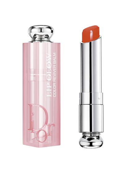 Lip Glow de Dior se renueva con colores sutiles y una fórmula mejorada para garantizar la luminosidad. Lo consigue con el aceite de cereza, de composición similar a los lípidos propios de la piel, que contribuye a mantener la hidratación.