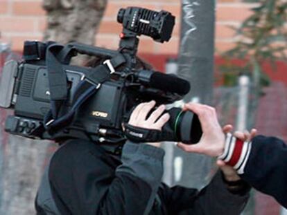 Uno de los jóvenes encapuchados tapa el objetivo de la cámara de uno de los reporteros presentes en los incidentes de hoy en Alcorcón.