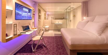 La moderna cabina familiar del Yotel en el aeropuerto de Charles de Gaulle, París.