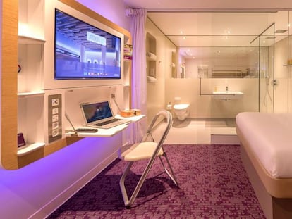 La moderna cabina familiar del Yotel en el aeropuerto de Charles de Gaulle, París.