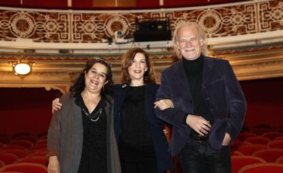 Amaya de Miguel, entre Helena Pimienta y Lluís Homar, en el nombramiento de este último como director de la Compañía Nacional de Teatro Clásico, en 2019.