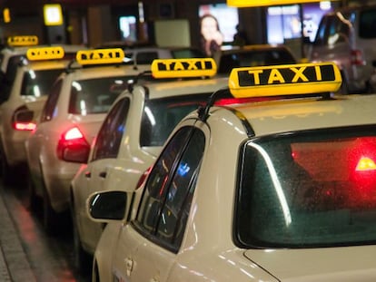 Los taxistas denuncian a diez conductores de Uber