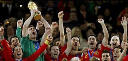 Iker Casillas levanta la copa. Los jugadores de La Roja lo celebran.