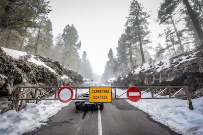 Canarias está en alerta por un temporal con lluvias, vientos fuertes y nieve. Desde la tarde del 28 de enero, la alarma está activada en cuatro de las siete islas Gran Canaria, Fuerteventura, Lanzarote y Tenerife. En la imagen, la carretera de acceso al Teide cortada por presencia de hielo en la calzada.