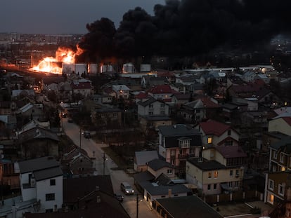 Incendio producido por el ataque ruso a una estación de combustible en el noreste de la ciudad de Lviv.