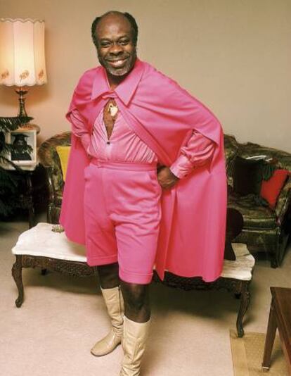 Rufus Thomas en su casa de Memphis en los setenta con uno de los trajes que usaba en sus conciertos.