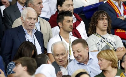 El exseleccionador español Luis Aragonés, y los jugadores lesionados David Villa y Carles Puyol.