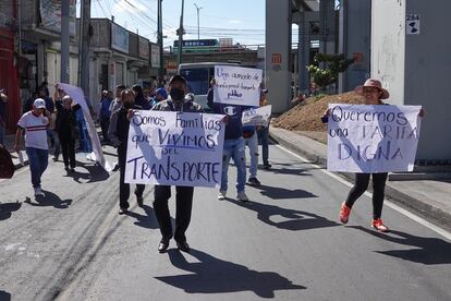 Transportistas que mantenían un bloqueo en Avenida Tláhuac y Periférico marchan rumbo al Zócalo para exigir a las autoridades una resolución en la exigencia del aumento de tarifas.