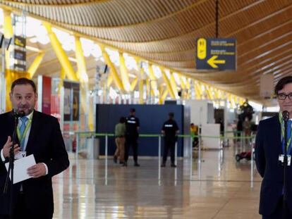 El ministro de Transportes, Movilidad y Agenda Urbana, José Luis Ábalos (izquierda), y el ministro de Sanidad, Salvador Illa, ofrecen una rueda de prensa durante su visita al Aeropuerto Adolfo Suárez Madrid-Barajas para supervisar las medidas de seguridad.