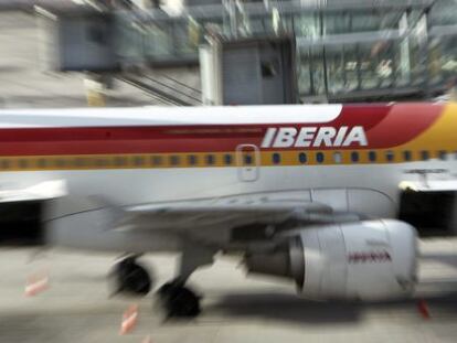 Un avi&oacute;n de Iberia en una de las pistas del aeropuerto de Barajas de Madrid. 