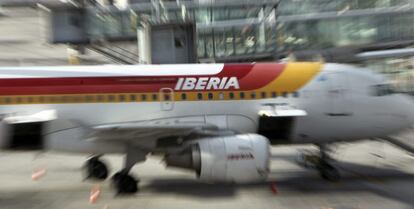 Un avi&oacute;n de Iberia en una de las pistas del aeropuerto de Barajas de Madrid. 