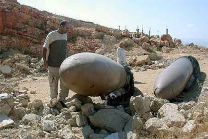 Una pareja libanesa observa dos bombas sin explotar cerca de la ciudad de Baalbek.