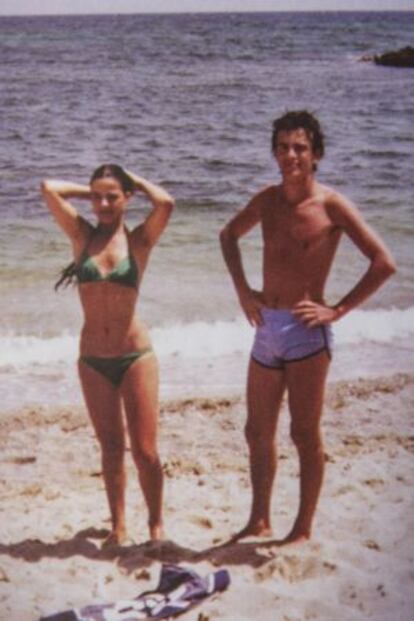 Giovanna Valls y su hermano Manuel, en una playa de Mallorca el año1982