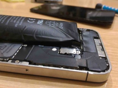Batería hinchada en un smartphone.