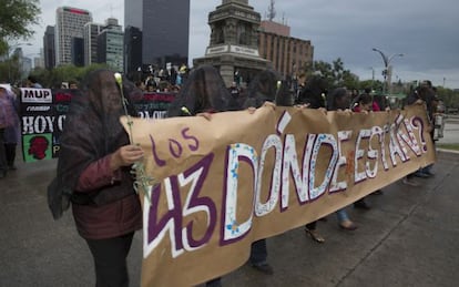 Manifestaci&oacute;n en Ciudad de M&eacute;xico por los estudiantes desaparecidos 