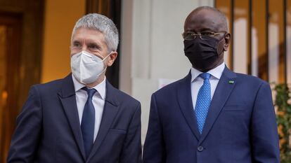 El ministro del Interior, Fernando Grande-Marlaska, a la izquierda, junto su homólogo de Mauritania, Mohamed Salem Ould Merzoug, con quien este martes se ha reunido en Madrid.