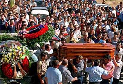 Imagen del cortejo fnebre de Martn Daz Prieto, ayer en Burguillos.