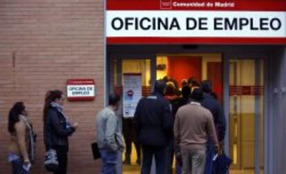 Desempleados entrando en una oficina de empleo de Madrid