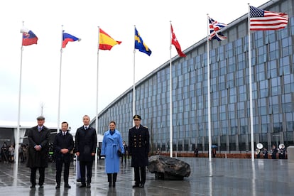 La princesa Victoria de Suecia; el secretario general de la OTAN, Jens Stoltenberg (en el centro), y el primer ministro sueco, Ulf Kristersson, en la ceremonia de izado de la bandera sueca en la OTAN, este lunes en Bruselas.

