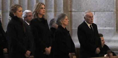 La infanta Cristina (2d), y la Infanta Elena (i), en la primera fila de la bancada de la iglesia durante la misa por don Juan de Borbón en el 25 aniversario de su muerte.