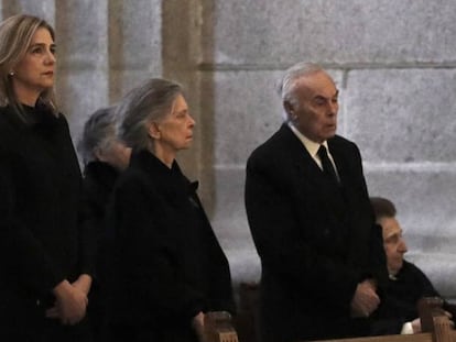 La infanta Cristina (2d), y la Infanta Elena (i), en la primera fila de la bancada de la iglesia durante la misa por don Juan de Borbón en el 25 aniversario de su muerte.