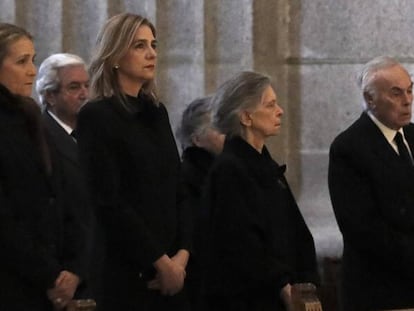 La infanta Cristina (2d), y la Infanta Elena (i), en la primera fila de la bancada de la iglesia durante la misa por don Juan de Borbón en el 25 aniversario de su muerte.