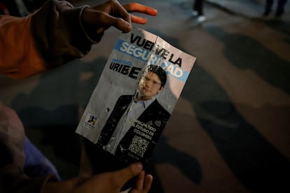 Una persona sostiene propaganda política a favor de Miguel Uribe, en el lugar del atentado.
