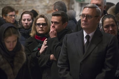 Mijaíl Kasiánov, ex primer ministro y copresidente, como Nemtsov, del opositor PRP-Parnás (a la derecha), acudió a la despedida de su compañero este martes en Moscú. "Este vil asesinato seguramente está dirigido a vengarse de lo que él hizo. Y lo que hizo fue dedicar todos estos años a la lucha contra la corrupción y la arbitrariedad", declaró en su discurso al principio del funeral.