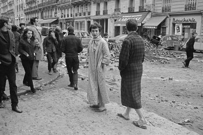 11 de mayo de 1968: vecinos de la Rue Gay-Lussac, en el Barrio Latino, contemplan los destrozos de la noche anterior.