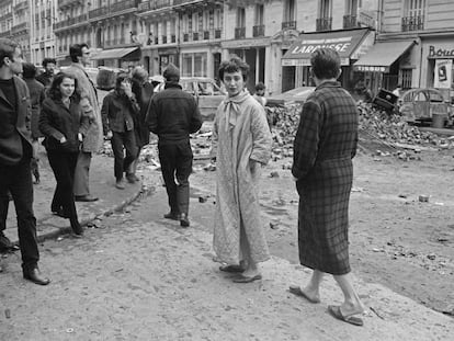 11 de mayo de 1968: vecinos de la Rue Gay-Lussac, en el Barrio Latino, contemplan los destrozos de la noche anterior.