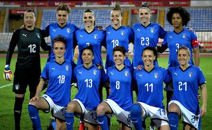 La selección italiana de fútbol femenino, antes de iniciar un partido. 
 