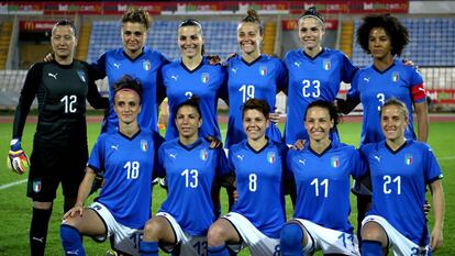 La selección italiana de fútbol femenino, antes de iniciar un partido. 
 