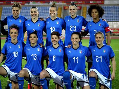 La selección italiana de fútbol femenino, antes de iniciar un partido. 
 