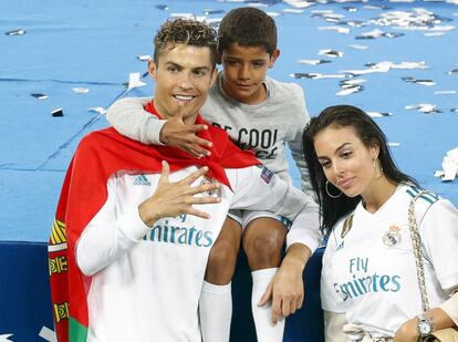 Cristiano Ronaldo, con su hijo y su novia Georgina Rodríguez.