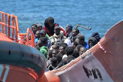 Cayuco escoltado por Salvamento Marítimo hasta el puerto de La Restinga, en El Hierro,  en el que viajaban 81 migrantes, entre ellos tres niños y tres mujeres.