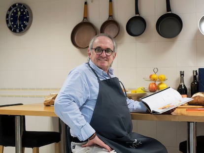 Rafael Antonín, @Rafuel55, uno de los cocineros más influyentes en las redes de España con más de 500.000 seguidores en Instagram, en la cocina de su casa de Barcelona.