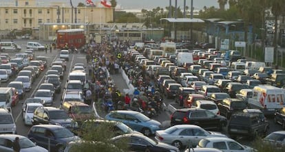 Colas para cruzar la frontera de Gibraltar. 