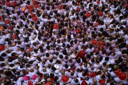 Una multitud de personas en la plaza del Ayuntamiento de Pamplona, durante el chupinazo de San Fermín 2019.