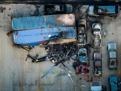 Vista aérea de los daños causados por el accidente de un helicóptero de noticias que se estrelló en Chatsworth, un barrio de Los Ángeles, el miércoles 16 de septiembre de 2026