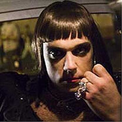 Robbie Williams, caracterizado en su vídeo <i>She's Madonna</i>.