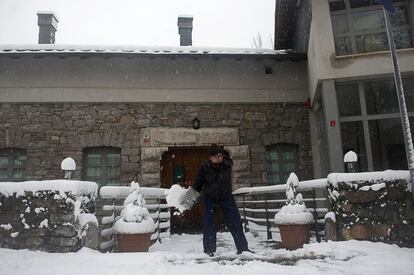 Un hombre retira nieve en la localidad leonesa de Caldas de Luna, este miércoles. Unas 60 carreteras y puertos están afectados por el temporal en la zona norte de la Península, especialmente en Aragón, Asturias y Castilla y León, dos de ellos de la red principal, señala la Dirección General de Tráfico (DGT) en el boletín de las 12.00.