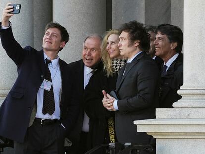 El presidente electo de Argentina, Javier Milei, Santiago Caputo, Gerardo Werthein, Luis Caputo y Nicolas Posse, hacen una pausa para una fotografía después de las reuniones en la Casa Blanca, en Washington, el pasado 28 de noviembre.