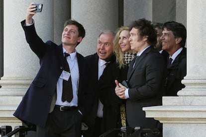 El presidente electo de Argentina, Javier Milei, Santiago Caputo, Gerardo Werthein, Luis Caputo y Nicolas Posse, hacen una pausa para una fotografía después de las reuniones en la Casa Blanca, en Washington, el pasado 28 de noviembre.