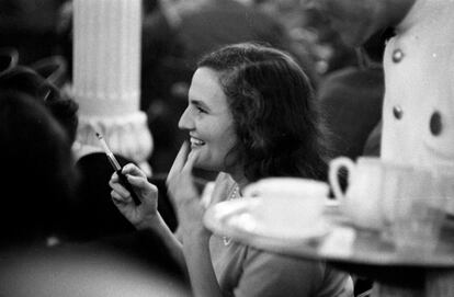 La escritora catalana Carmen Laforet, en 1960 en el café Gijón de Madrid.