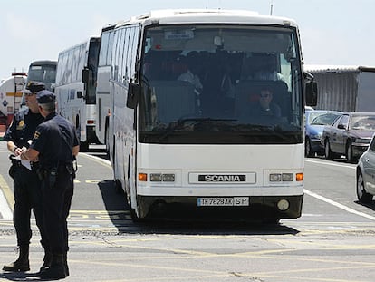 Los inmigrantes llegados el jueves a Tenerife, trasladados ayer en autobuses.