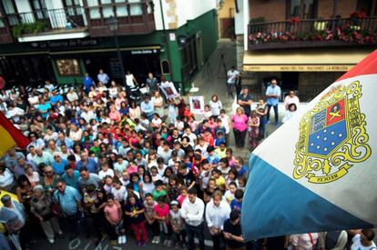 Concentración en la loclaidad cántabra de Puente de San Miguel en memoria de Celia Barquín.